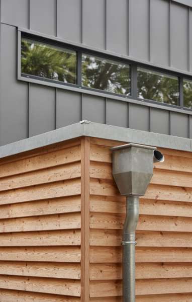 Stålprofiler og træpaneler i smagfuld facademontering, Geibelstraße 18, 23611 Bad Schwartau